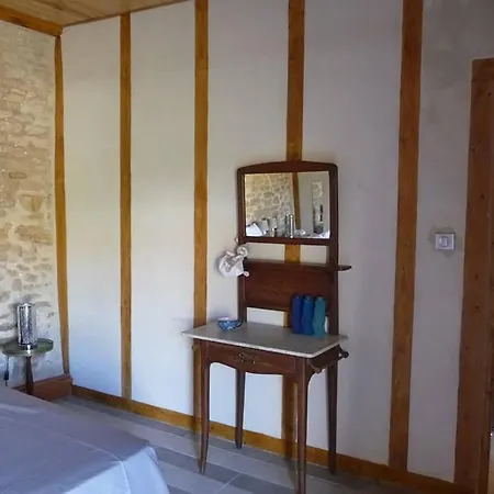 Le Fontaine : Minis Maisons De Charme Bed & Breakfast Saint-Georges-les-Baillargeaux